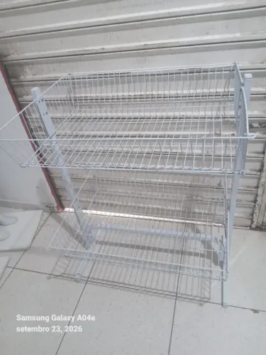 Cesto arara de chão organizada para loja