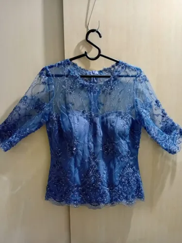 Blusa de festa bordada com pedras