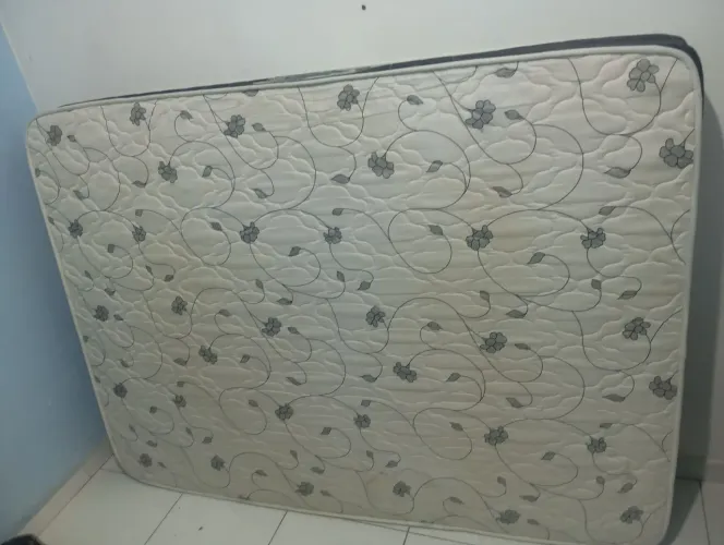 Vendo um colchão semi novo e um ventilador 110 semi novo
