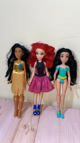 Lote com 3 bonecas princesas Disney ( Pocahontas?s, Ariel e Jasmine )