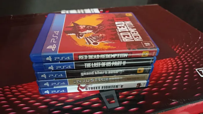 Kit com 5 Jogos PS4 - GTA V, Red Dead 2, The Last of Us 2, Street Fighter V e Injustice
