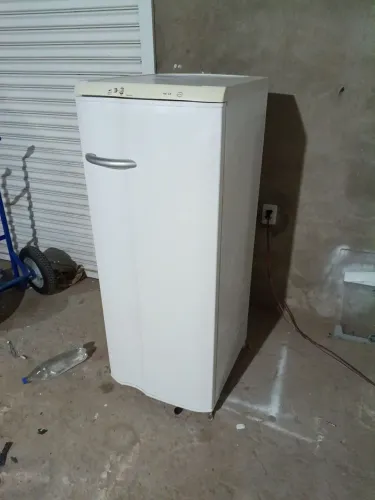 Vendo geladeira Electrolux 280 litros degelo prático original nunca foi em concerto geland