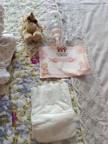 Linda bebê reborn de silicone com acessórios 