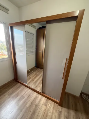 GUARDA-ROUPA SOLTEIRO/CASAL 3 PORTAS COM ESPELHO E 4 GAVETAS