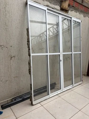 Vendo porta sasazaki e janela sasazaki semi nova retirada de reforma agora 