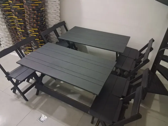 Mesa de madeira com cadeiras