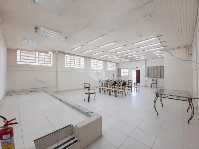 Casa / Sala Comercial com 2 banheiros de 96 m² de área privativa no Bairro Farrapos.