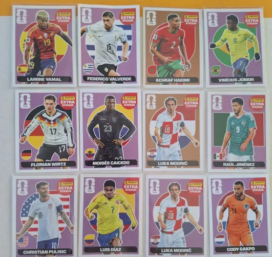 VENDO KIT COM 12 FIGURINHAS LEGENDS