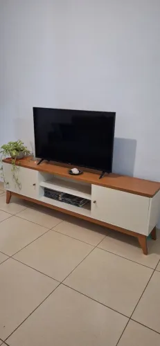 Rack da LARSHOPING para TV até 65" Estilo Retrô OFF WHITE e Madeira/CARAMELO- 1,80m