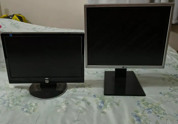 2 monitores LG e AOC com defeito 
