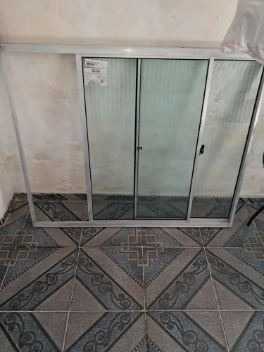 Vendo uma janela de correr, medidas 120x100, observação só abri um lado ,o outro é travad