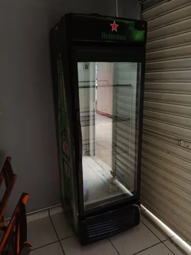 Cervejaria Heineken pra vender logo