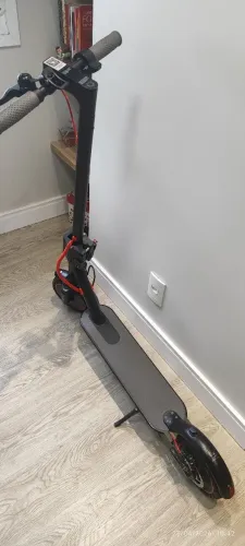 Patinete elétrico com amortecedor e trava de segurança