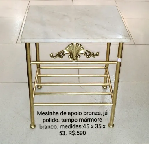 Mesinha de apoio em bronze com tampo de mármore branco.