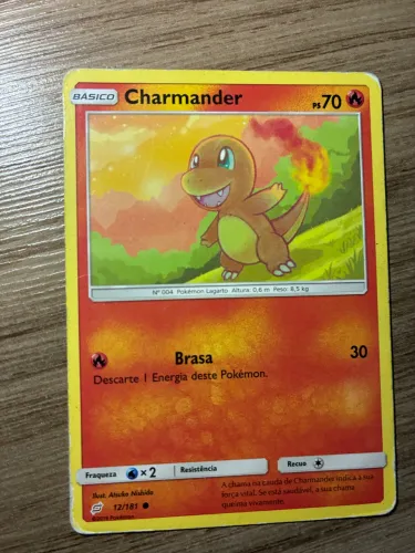 Cartas charizard foil (14/181) e charmander (12/181)