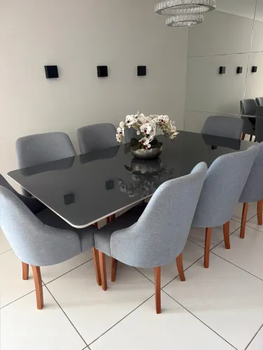 Mesa de Madeira semi nova com cadeiras