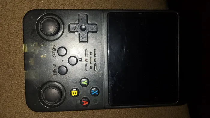 ? R36S portátil retrô com cartão cheio de jogos, tela IPS 3,5", ótimo estado. Confira!