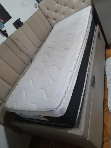 Cama box baú espaçoso com colchão molas ensacadas