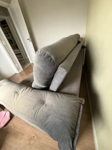 Sofá retrátil cinza