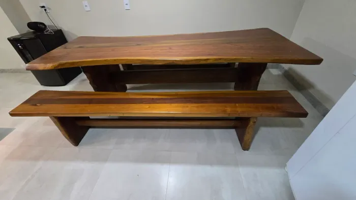 Vende-se Mesa de Madeira maciça