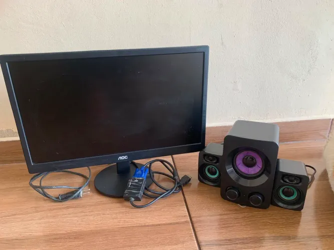 Monitor AOC E970SW 18,5? + cabo VGA + adaptador + caixinha de som.