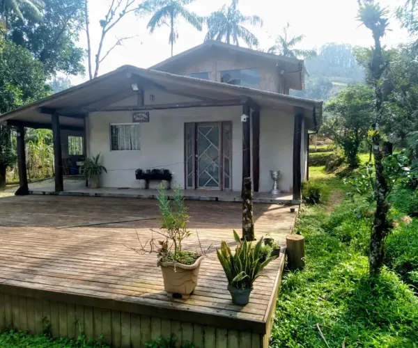 Chácara em Tres Riachos com Casa, Cascatas, arvores frutíferas, e 2000 m2.
