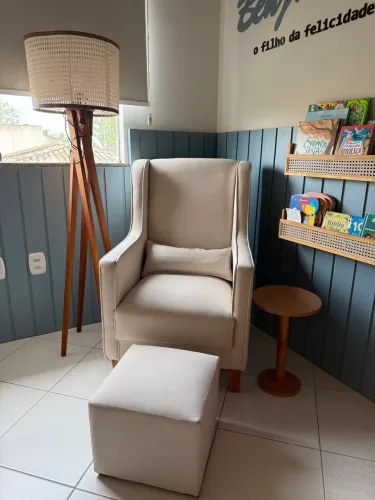 Poltrona em linho com puf e mesa lateral 