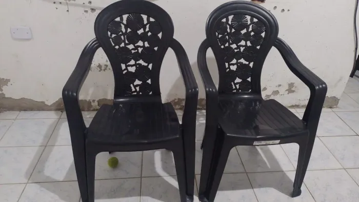 Vende se duas cadeiras de braço preta semi nova em perfeito estado 