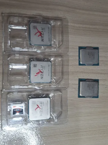 Lote de processadores Intel e Ryzen