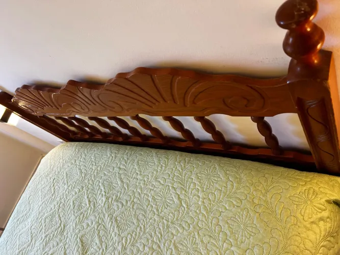 Cabeceira de cama colonial torneada em madeira cerejeira