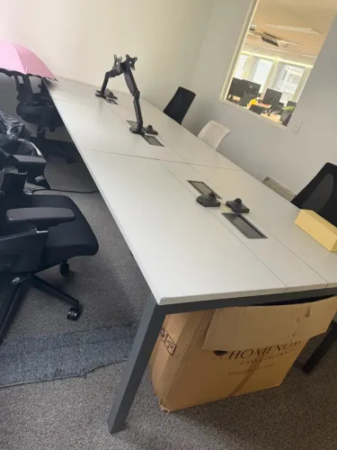 Mesa com 6 estações de trabalho