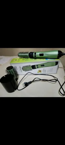 Escova de cabelo giratória, com duas escovas q possuem óleo de abacate para hidratação