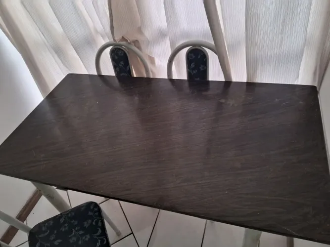 Mesa com tampo de pedra + 3 cadeiras