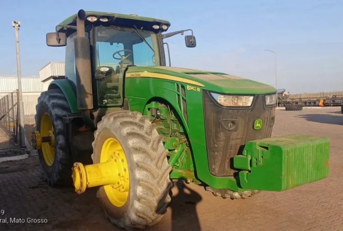 Trator John Deere 8345 R ano 2022, 4x4, com 5.280 horas e ar condicionado, em MT