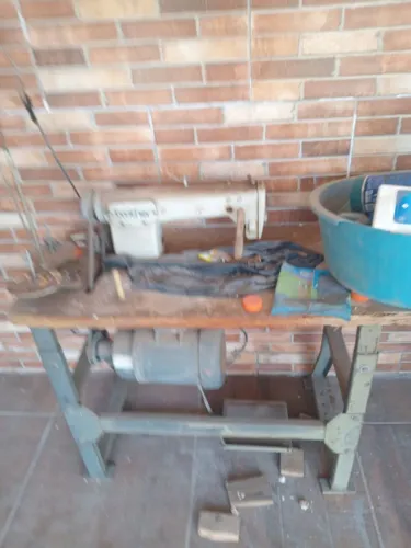 Duas máquinas de costura industrial usadas em bom estado