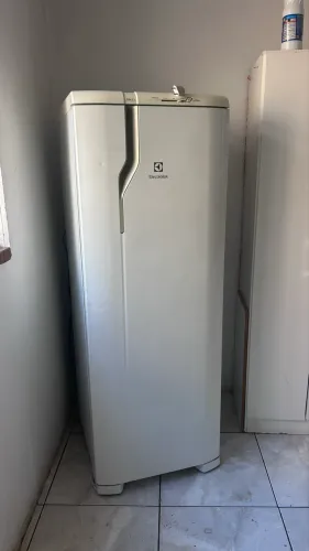Geladeira Electrolux branca