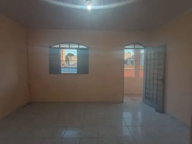 ALUGA-SE casa de 2 quartos na QR 404, super quadra de Samambaia. Tudo perto, com perfeição