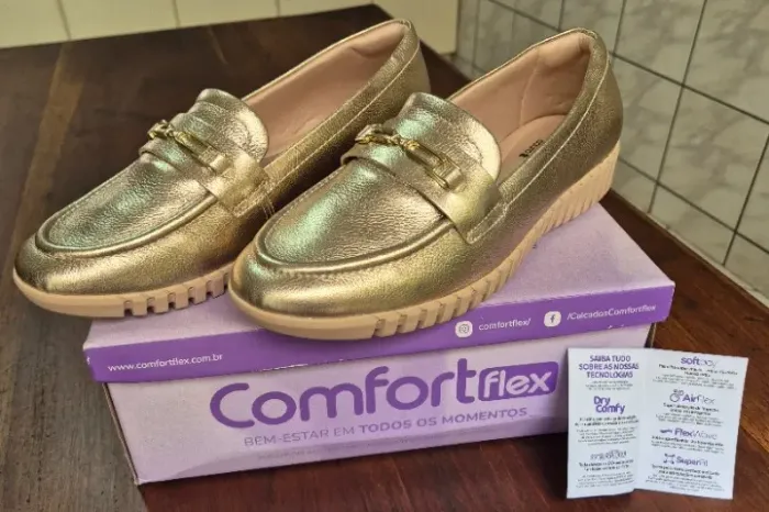 Sapato dourado em couro unissex e seminovo
