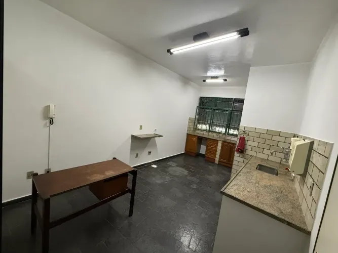 Sala comercial com banheiro, divisória, antessala. Próxima Av Antônio Carlos.