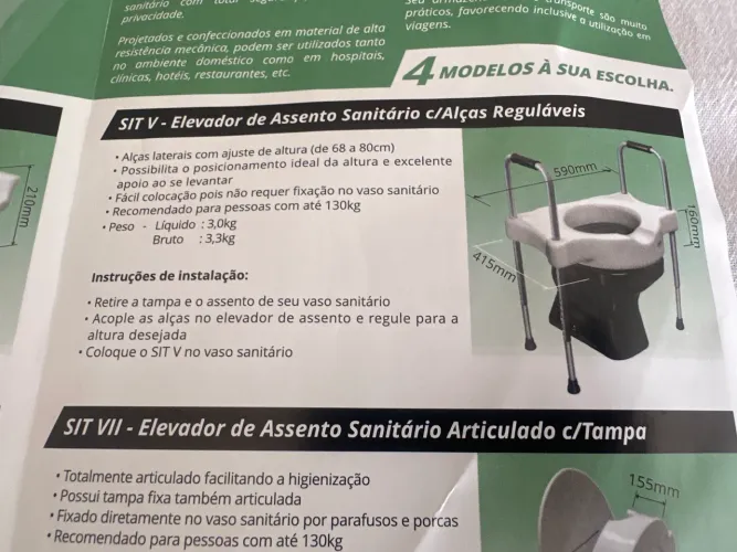 Elevador de assento sanitário com alças reguláveis