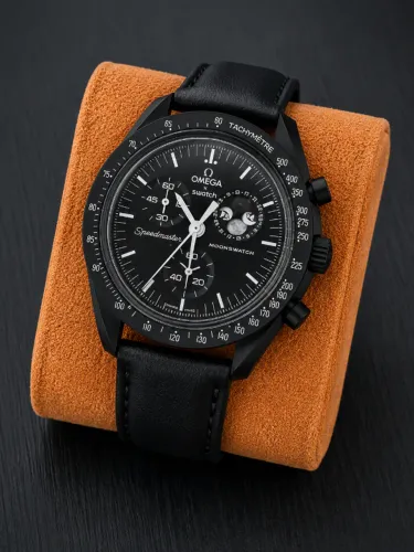 ? OMEGA x SWATCH MOONSWATCH MISSION TO THE MOONPHASE "NEW MOON" (SNOOPY PRETO)