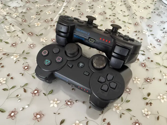 Dois controles de PS3 no estado aproveite!