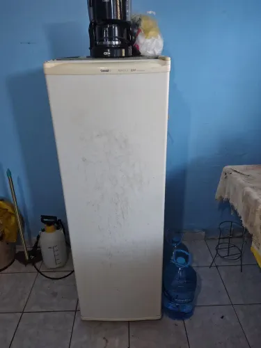 Geladeira Consul . Funciona tudo certinho ,venha conferir ,contato *.