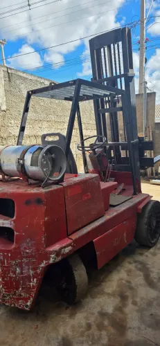 Empilhadeira A gás Clarck 2.5 ton