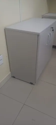 1 armário com chave, 2 mesas de 1,83m e 7 cadeiras