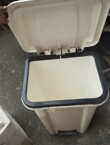 Cesto plástico de lixo