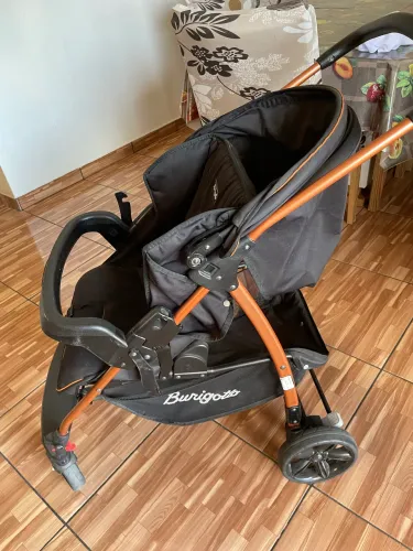 Carrinho com bebê conforto 