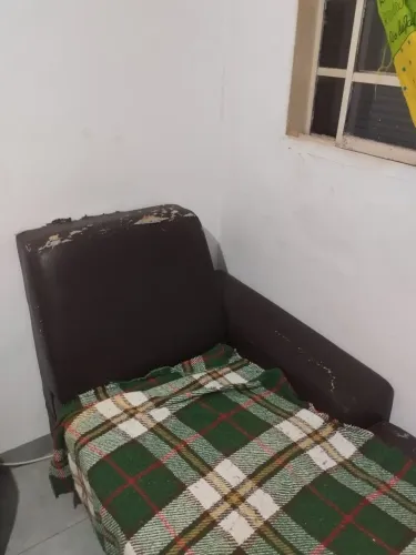 Poltrona deitada simples, 1 lugar, não reclinável, descascada