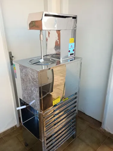 Máquina produtora de sorvete em massa e açaí em geral.