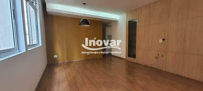 Excelente apartamento de 3 quartos, sala para 2 ambientes, lavabo, cozinha com armários, e